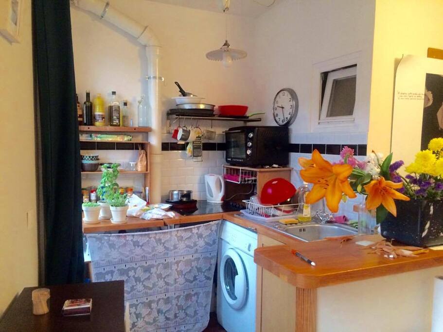 Cuisine équipée avec four électrique, machine a laver, plaques électriques et frigo!