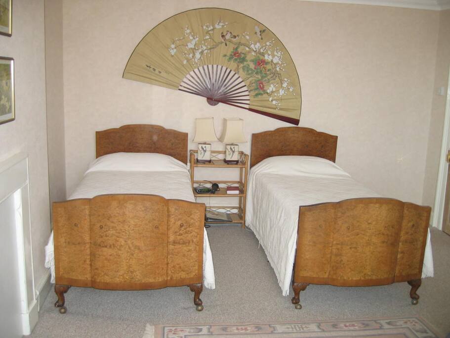 Wiltshire room - Twin en suite with bath
