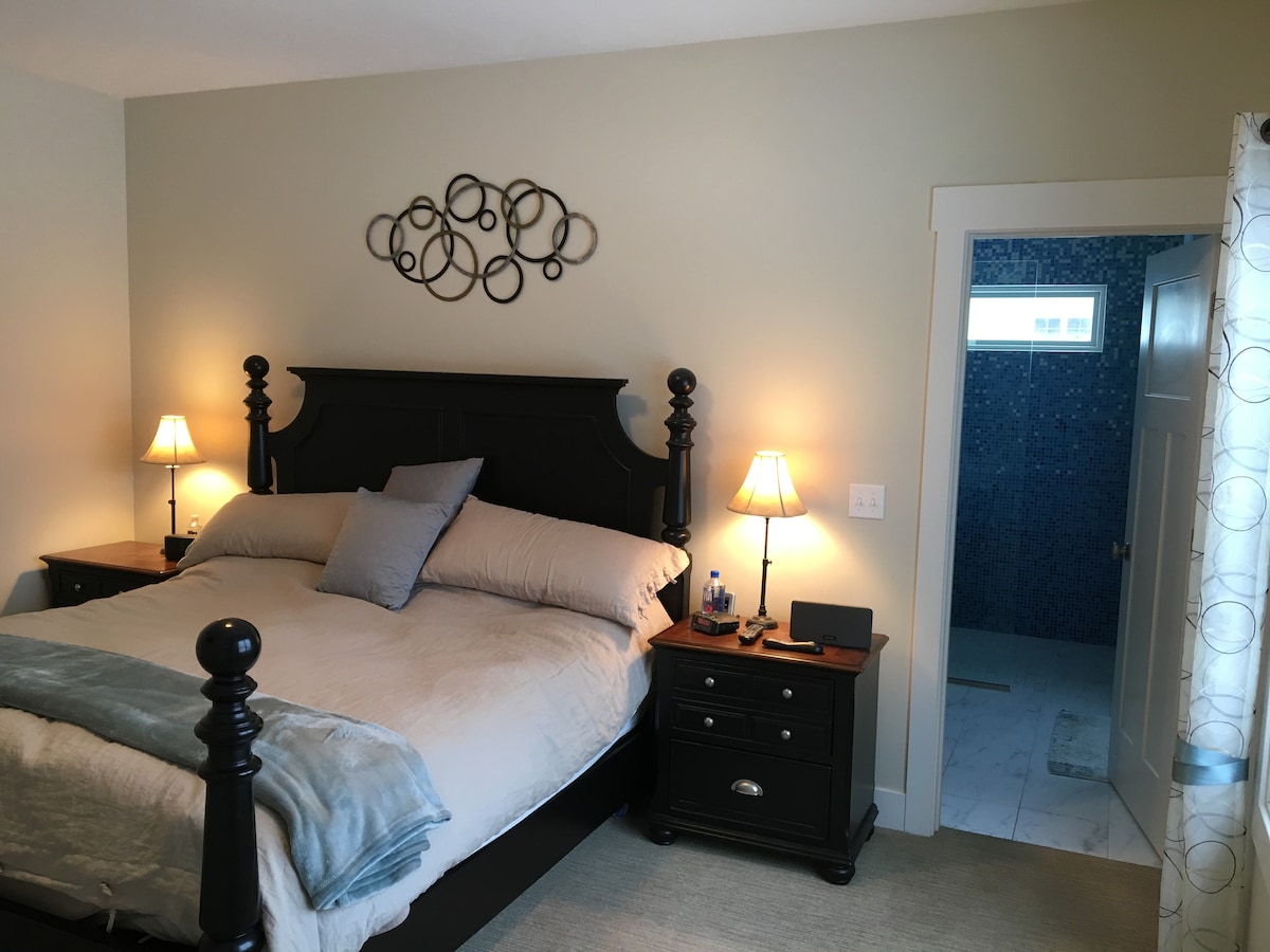 Голяма спалня с голямо двойно легло и самостоятелна баня.