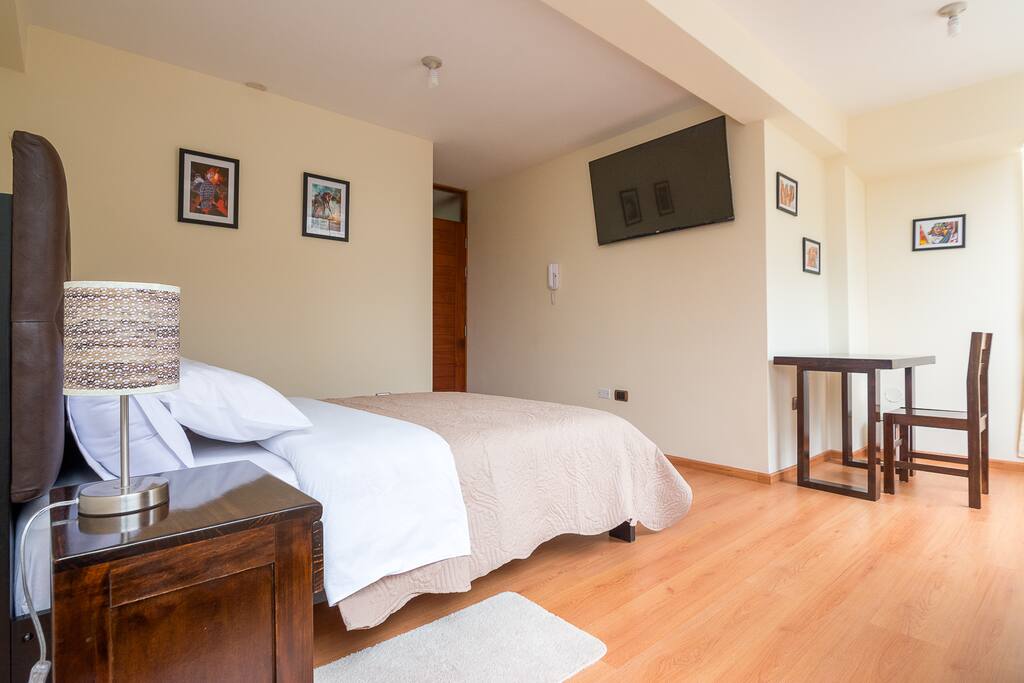Habitación privada con cama matrimonial, closet, escritorio y smart TV cable de 40"
