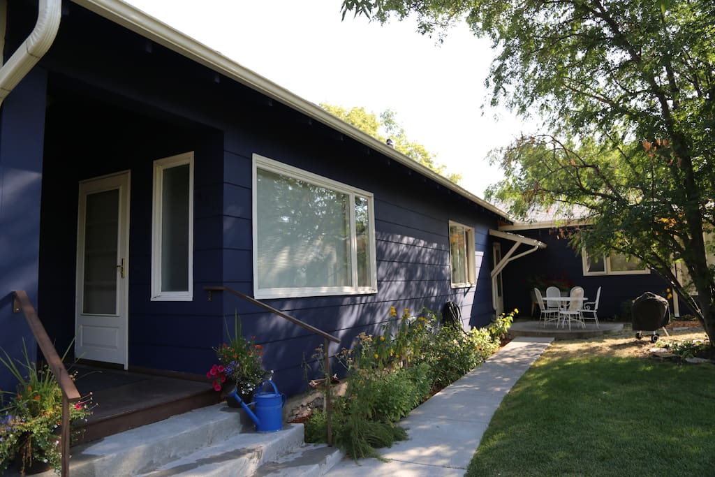 Small open front porch and back patio with grill