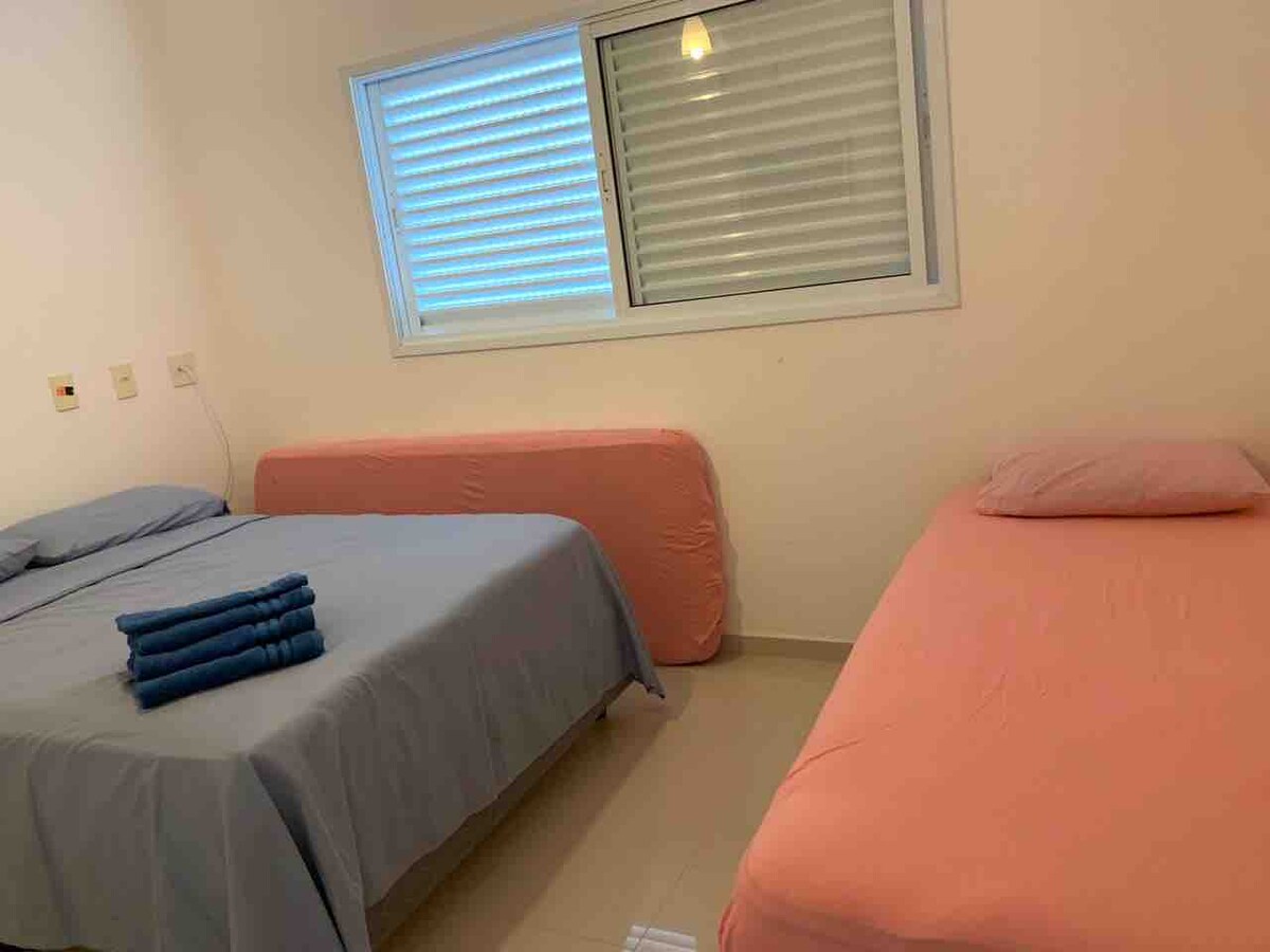 房间配备1张双人床、1张单人床和1张垫子 