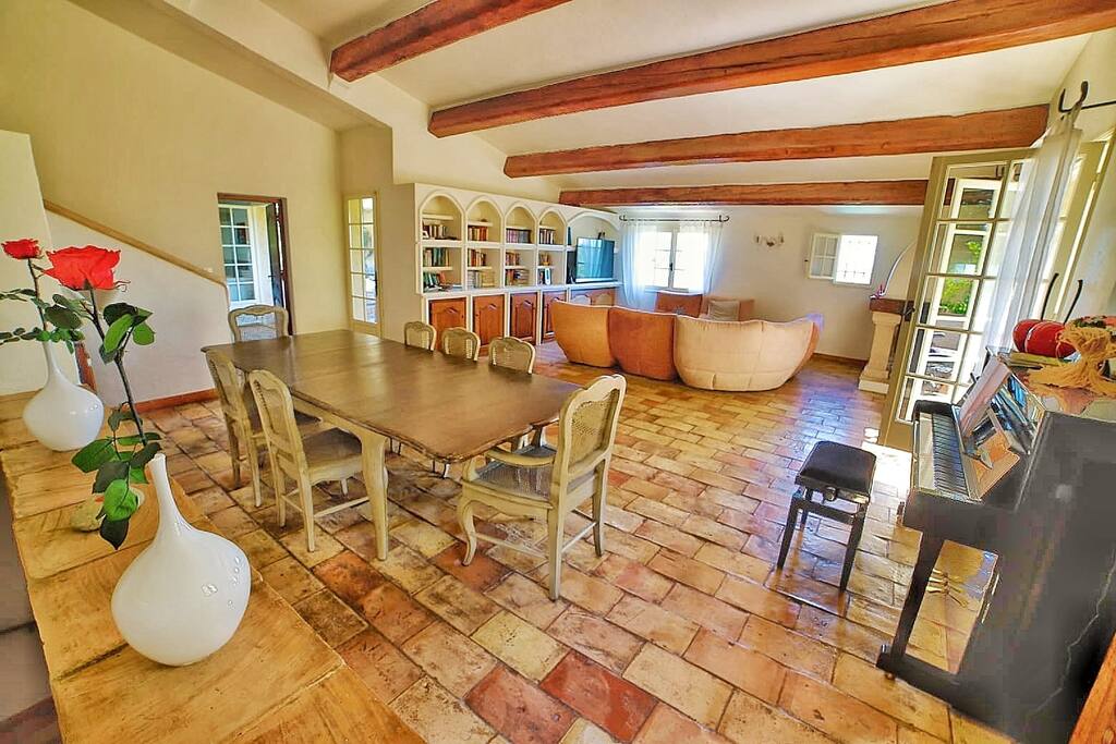 Grand Salon avec cheminée en pierre locale.