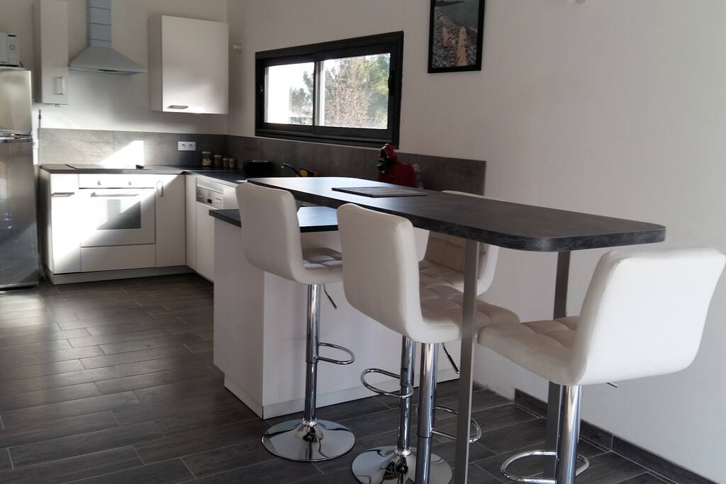 Grande table-bar sous plus de 3.5m de plafond