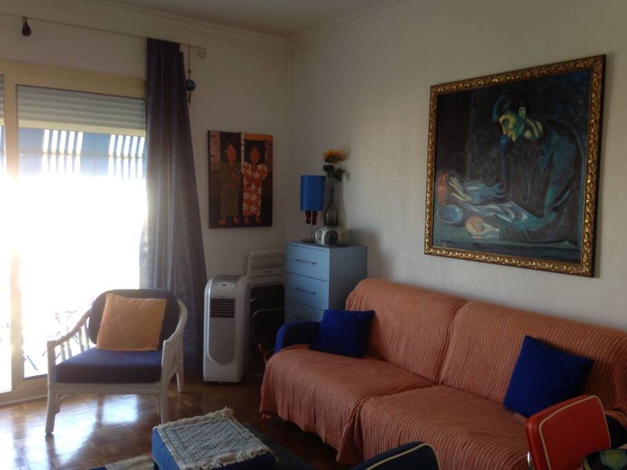 sala con divano letto - salon avec canapé-lit