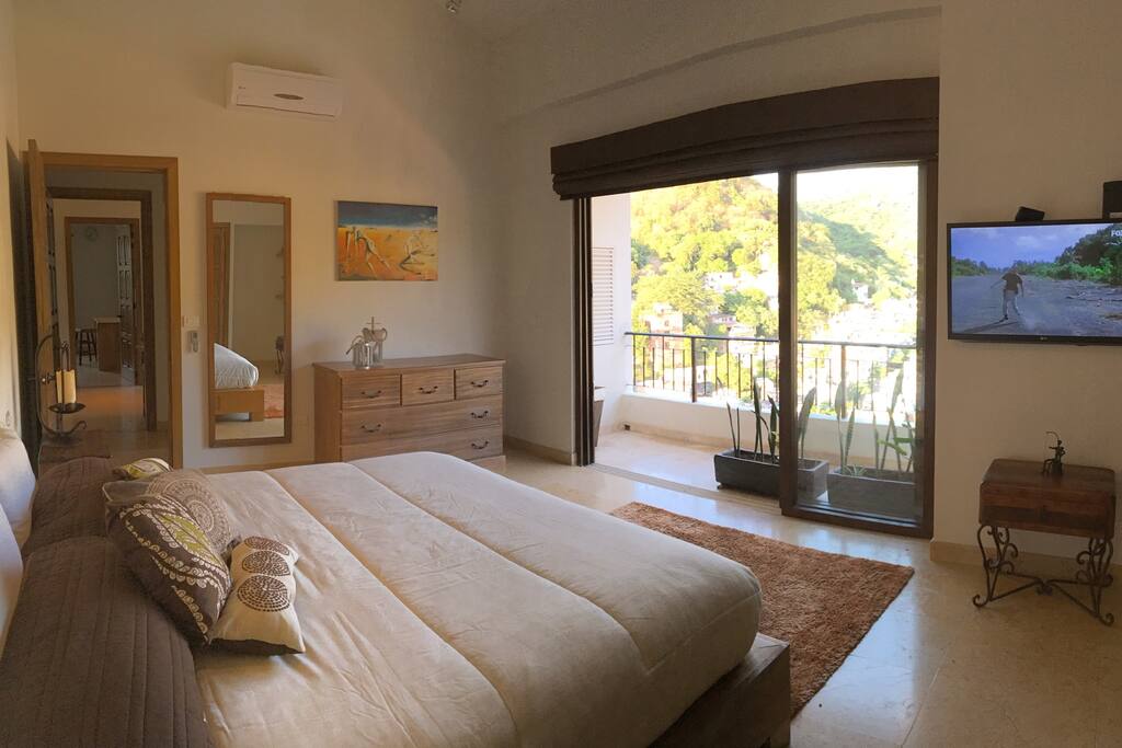 Spacious Master suite with kingsize bed, built-in closet and balcony. Enjoy a beautiful mountain view from the bed.