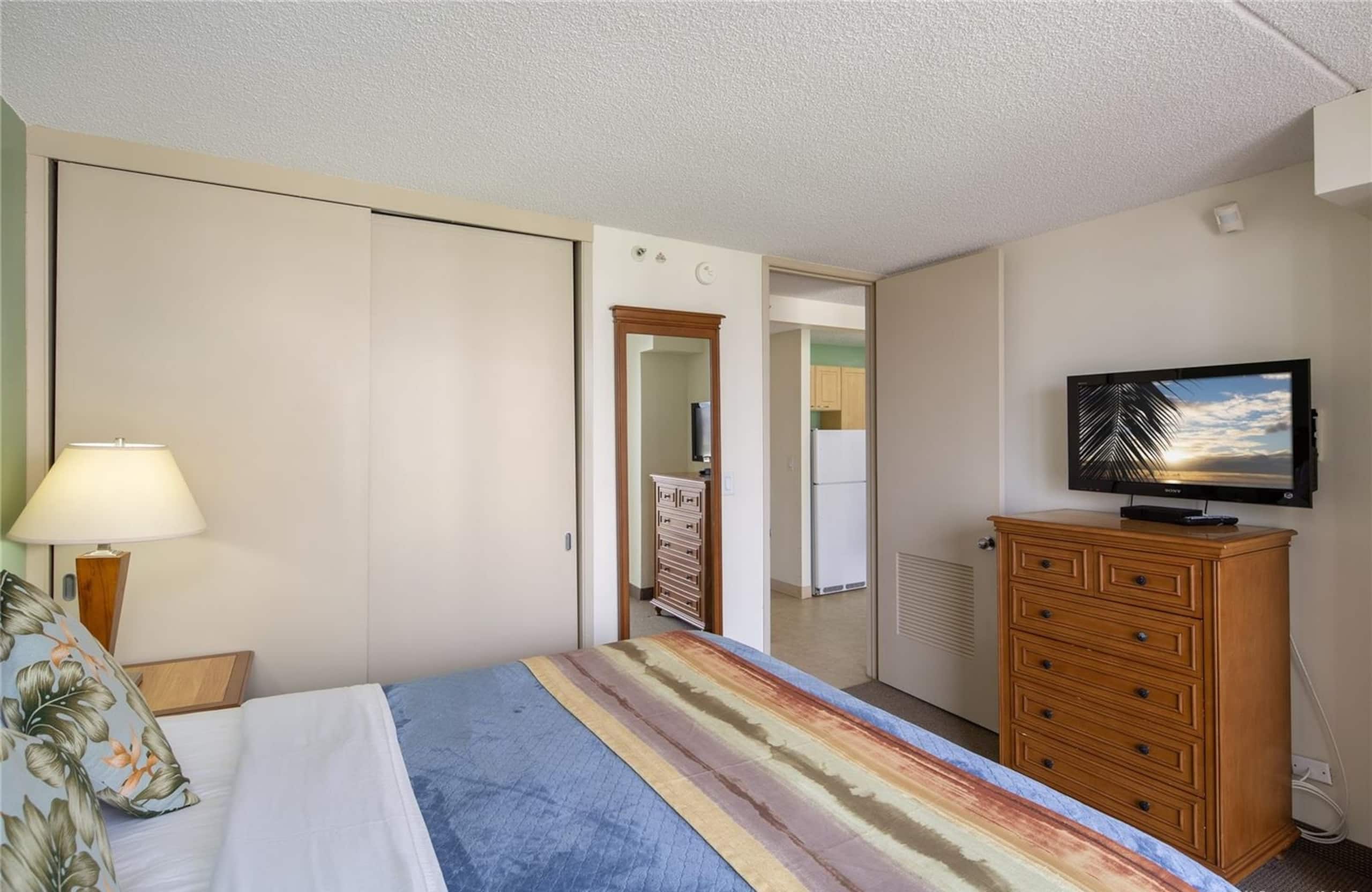 Condo in Honolulu · ★4.53 · 1 bedroom · 3 beds · 1 shared bath - Image 5
