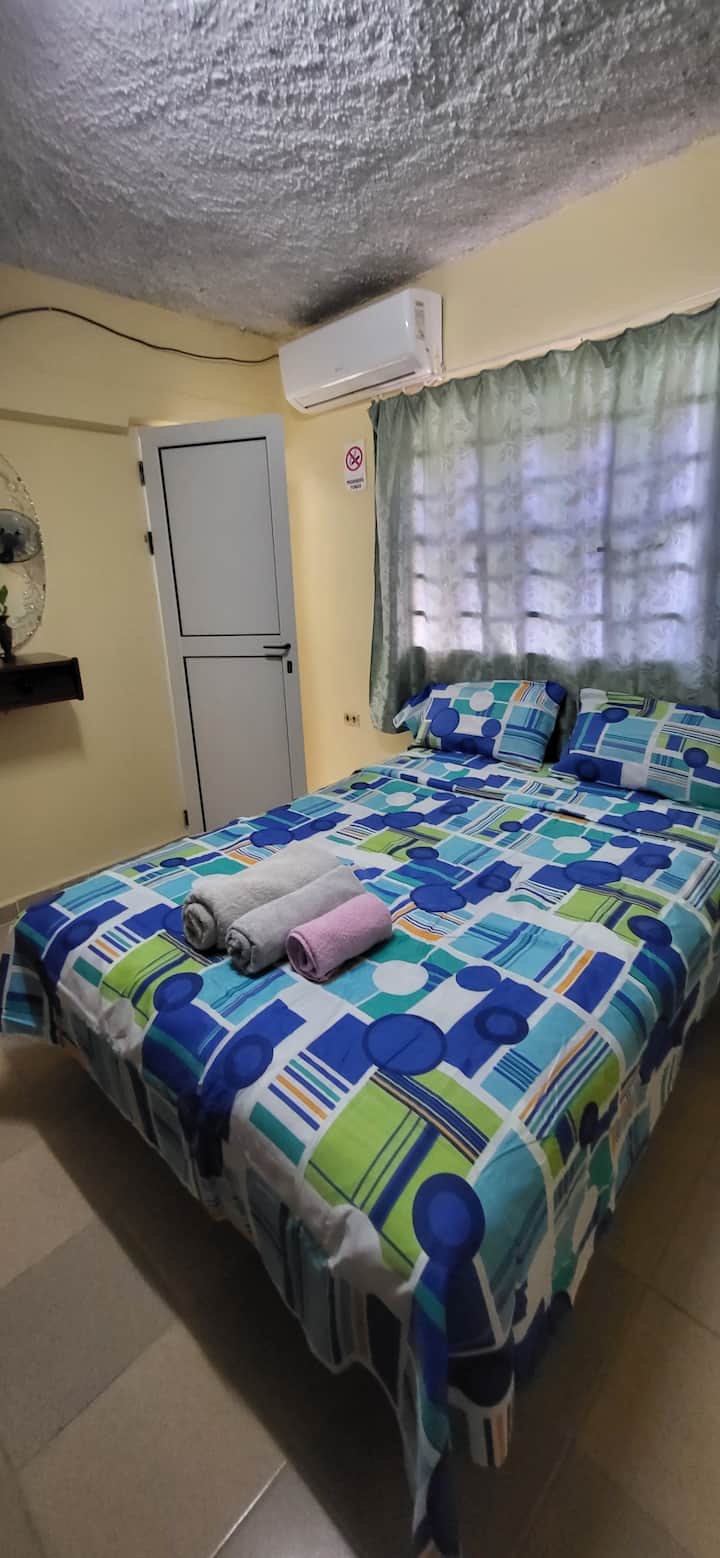 Kamer 2 met slaapkamer, tv, ventilator, esplit privé badkamer, kleine keuken met ontbijt 