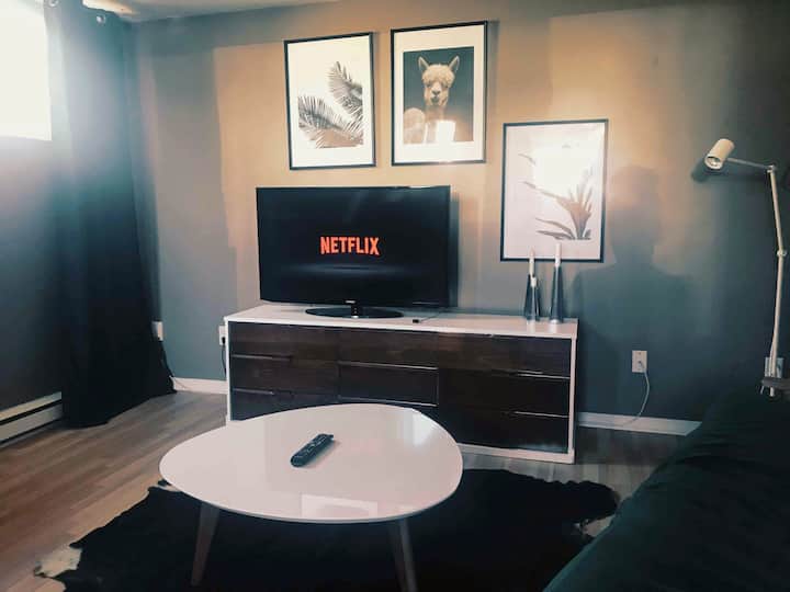 L'appartement comprend wifi illimité. Vous pouvez avoir grâce à notre smartTV accès à votre compte Netflix.