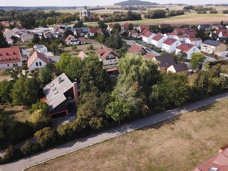Grüne Oase von oben mit Blick auf die Wallfahrtskirche