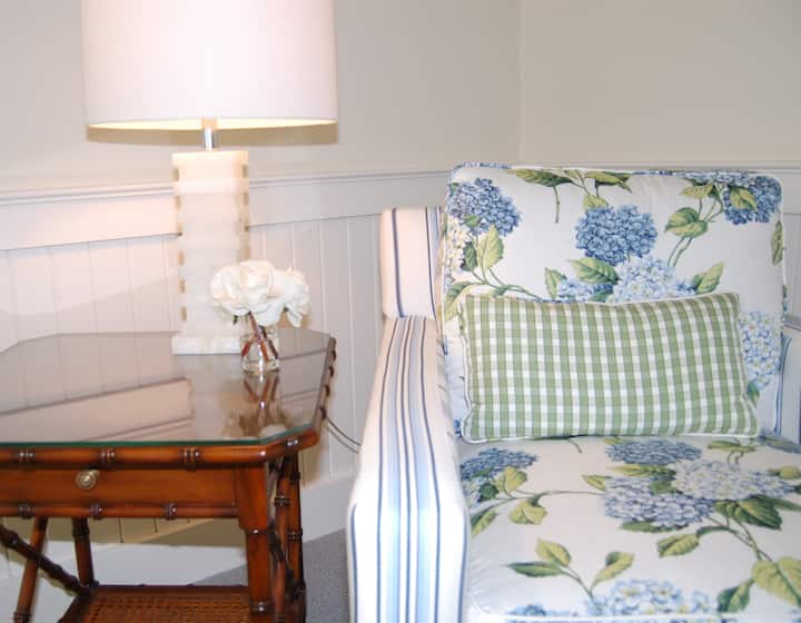 Vlastný dizajnový nábytok a tkaniny. 