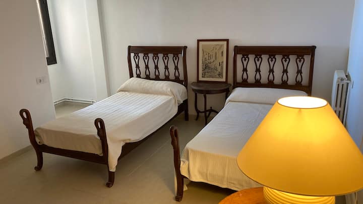 4号卧室配有两张单人床，可欣赏海景