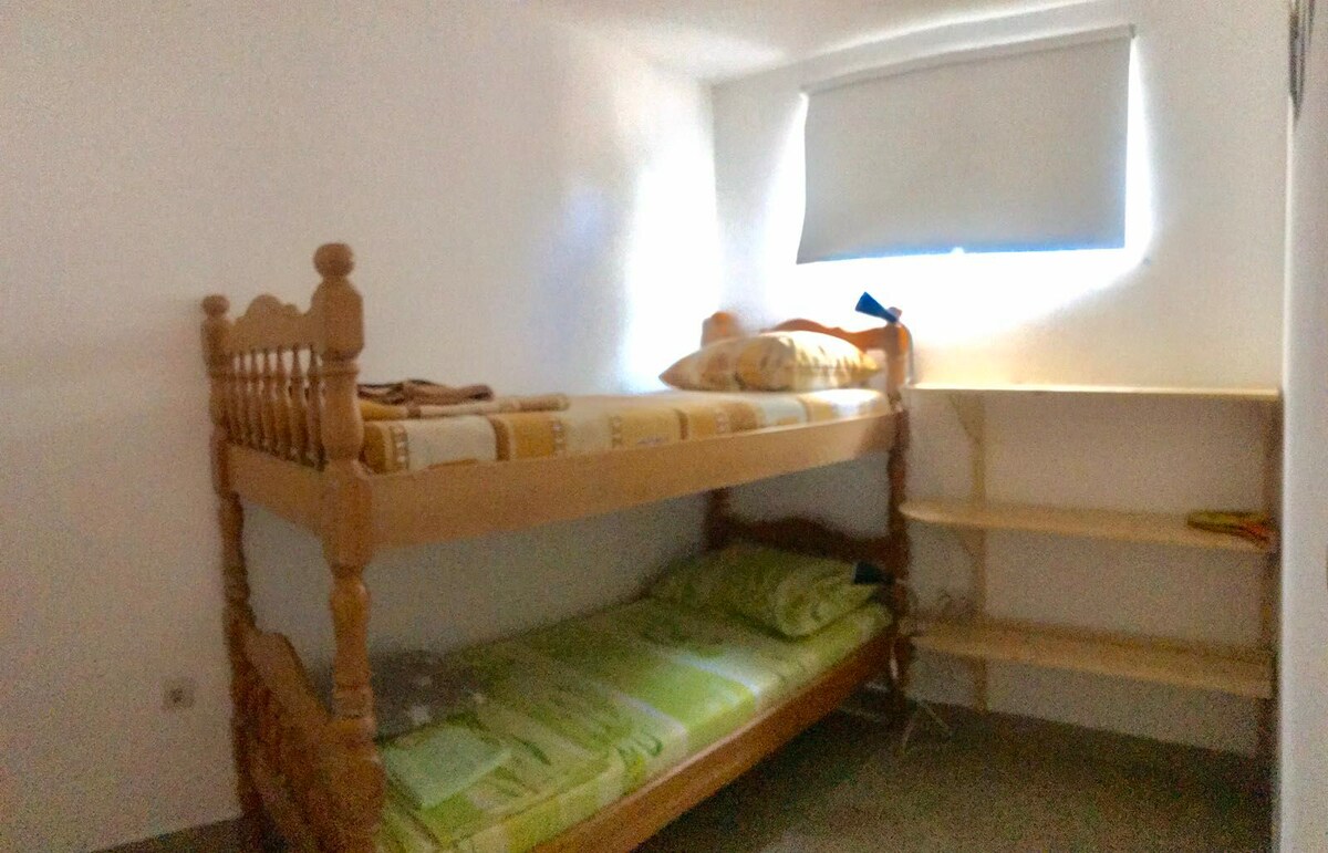 غرفة النوم 2 مع سرير بطابقين مثالي لطفلين.