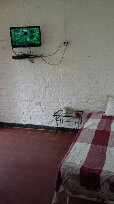 espacio común con dos camas, TV con DirectTV