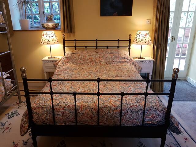 Beautiful rooms: Parsonage Farm, Croscombe