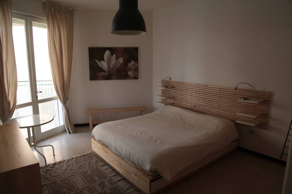 camera da letto matrimoniale con accesso al terrazzo