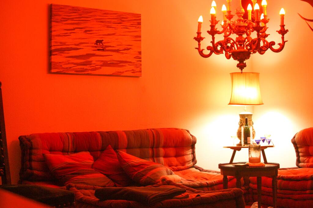 Wohnzimmer mit antiken Möbeln - gemütliche Couchlandschaft
