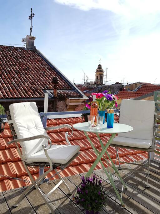 We have probably the best views of any other balcony in the Old Town of Nice! From this corner, we have the view of the most iconic church towers and domes of the old town, the beautiful church tower, the green hill of the Castle Hill, it's waterfall, the blue sea and the mountain peaks in the distance!