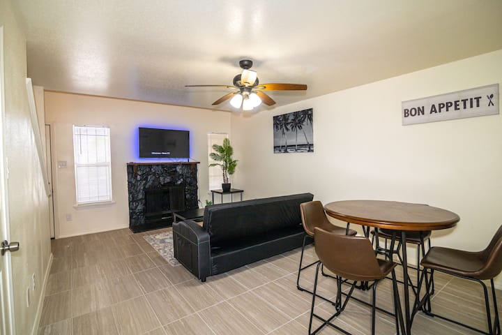 New Modern One Bedroom 2 Story Townhouse - Houston, TX