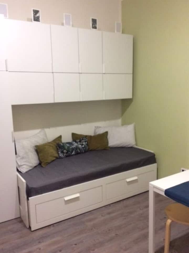 Apartamenti ka një krevat divan praktik që kthehet  në një krevat dopio të rehatshëm në disa sekonda.
