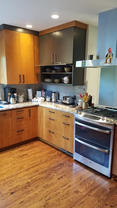 Full kitchen with granite coutnertops