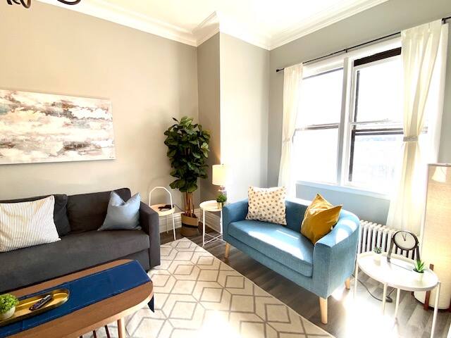 Spacious 3BR in Lakeview – Walk to Wrigley & Shops gallery image 2