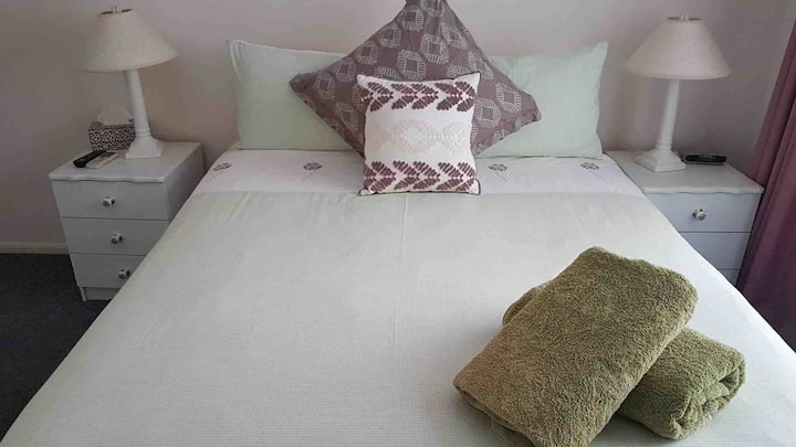 Много удобна чиста спалня с двоен размер 