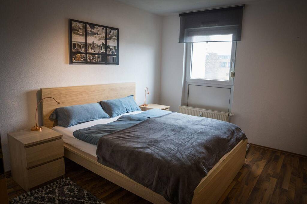 Schlafzimmer mit Doppelbett