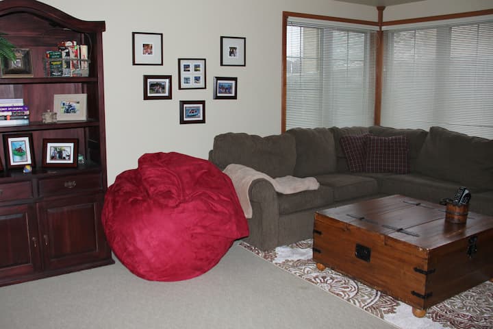 Има достатъчно място в бонус стаята на долния етаж.