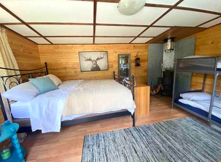 Къща за гости с двойно легло и двуетажни легла 