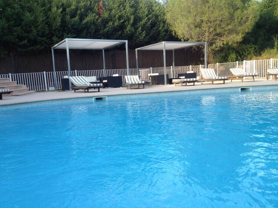 Grande piscine calme devant le logement