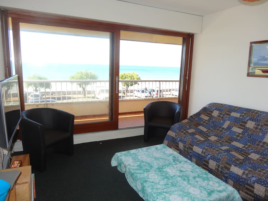 salon avec canapé et deux fauteuils, donnant directement sur la terrasse. vue mer imprenable