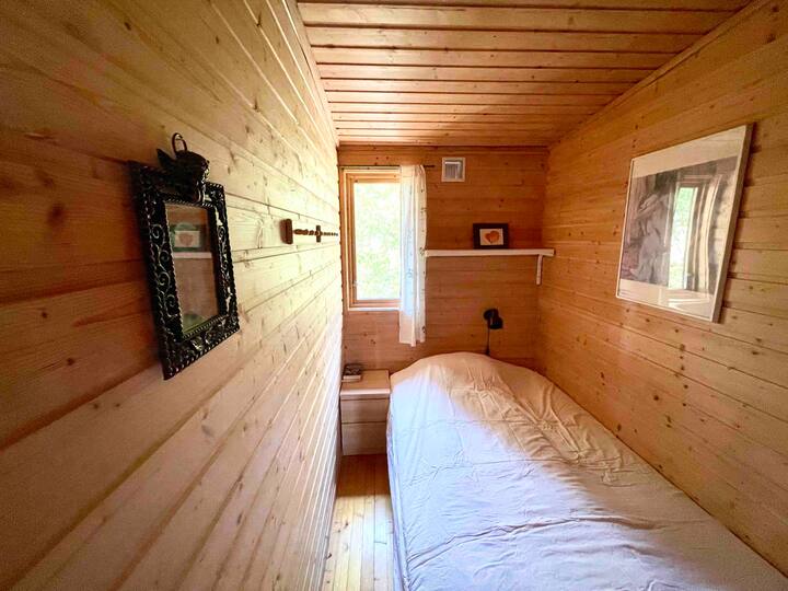 卧室配有120厘米宽的床位和晾衣服的空间