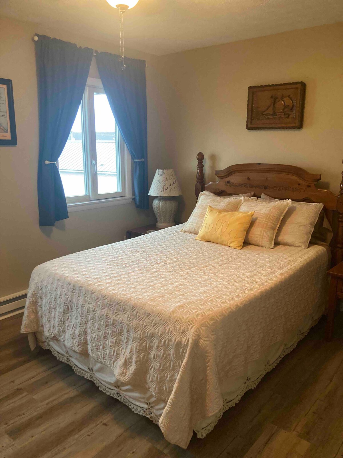 Master BR (solo dormitorio) con una cama de tamaño completo.  Colchón individual infantil ubicado debajo de la cama.  