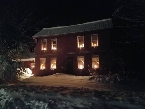 Cozy, Comfy Country Home in Southern VT Village