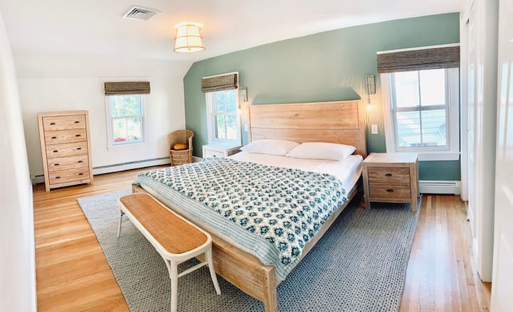 Dhomë gjumi e bollshme në katin e dytë me krevat dopio, dollapë dopio dhe dritare të ndritshme që ofrojnë dritë dhe privatësi. Priza USB dhe gërvishtje të zbehta në çdo qëndrim nate. 