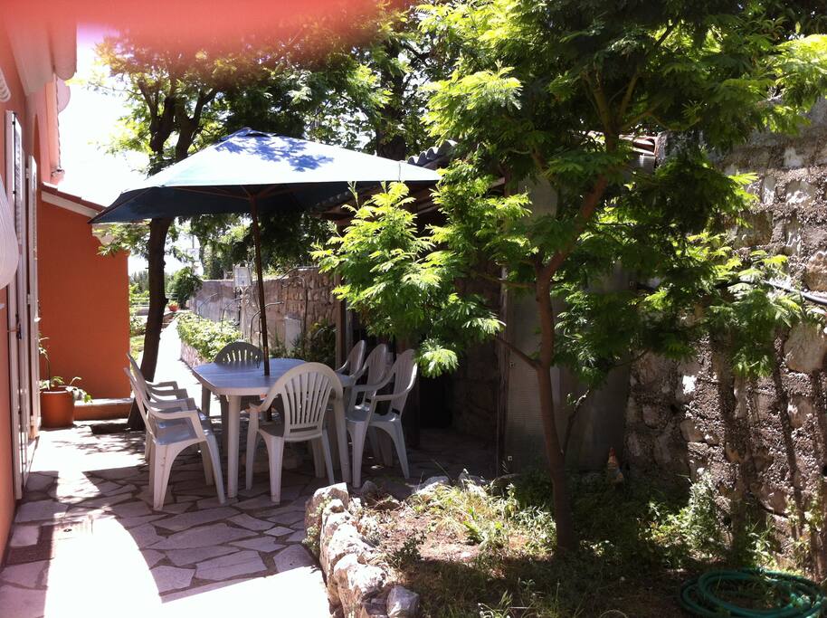 Jardinet donnant sur 2 chambres
