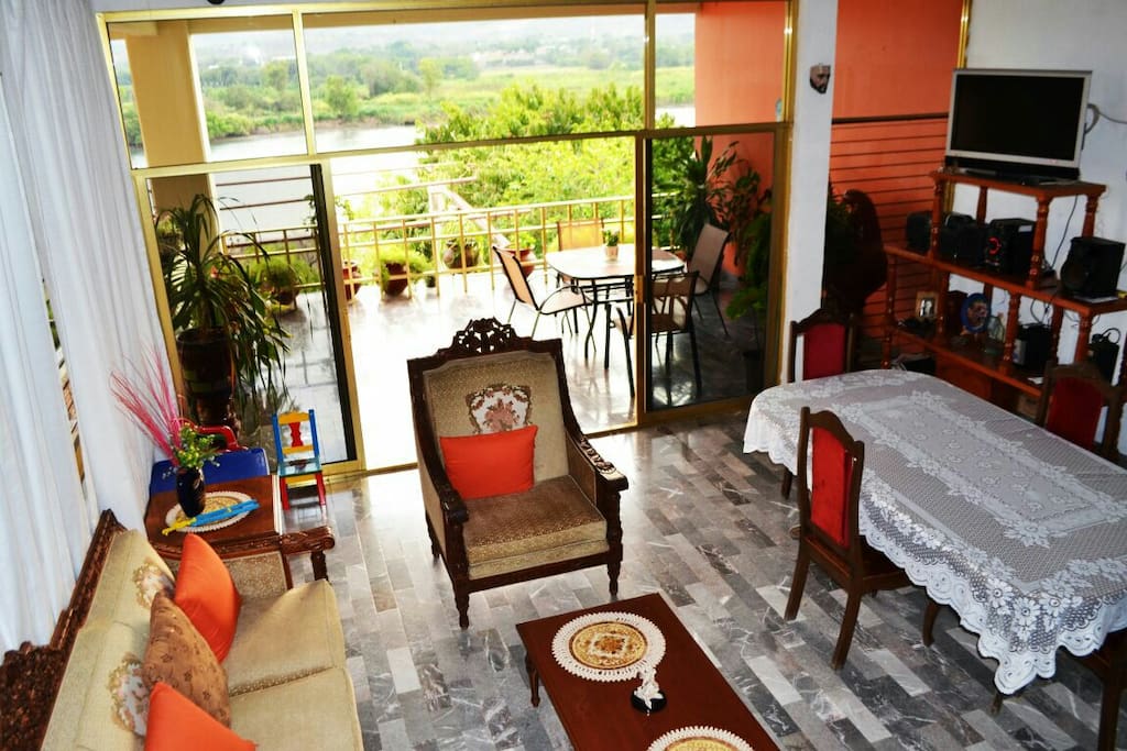 sala, comedor, tv y terraza que pueden usar los huéspedes.