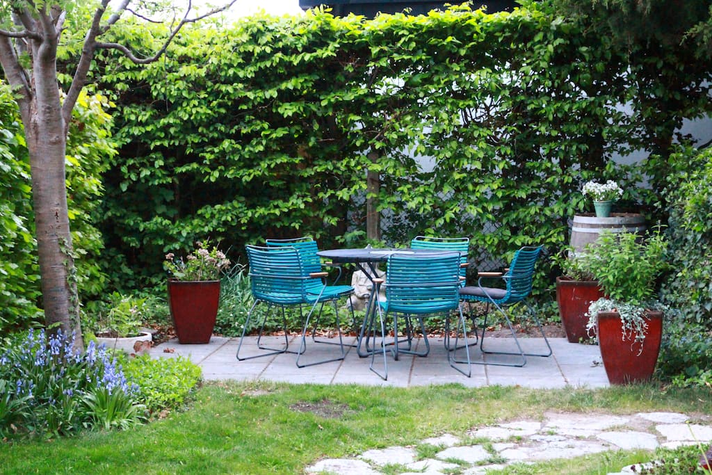 Small outdoor place to eat breakfast