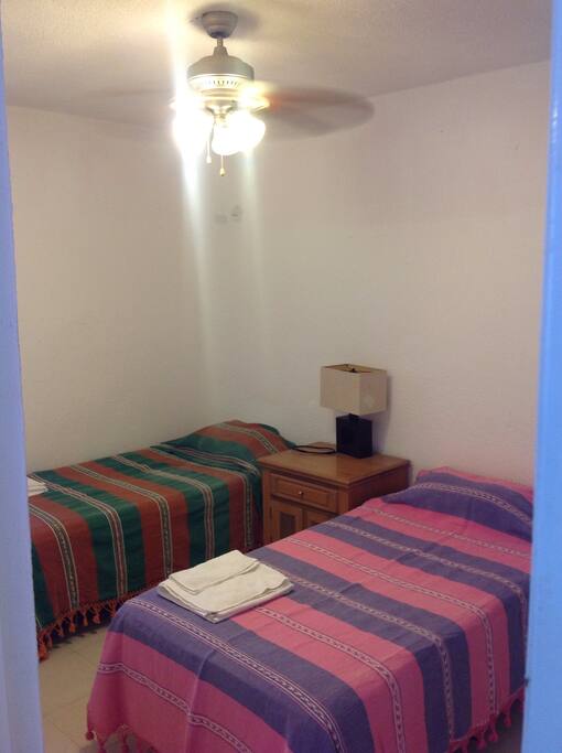 Un dormitorio con dos camas.