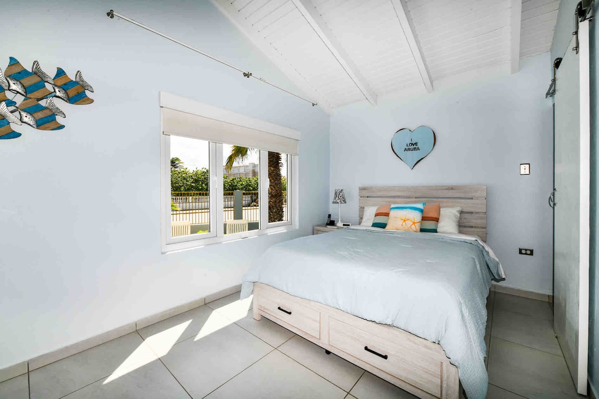 Dormitorio #3, cama de matrimonio, techo abovedado, baño nuevo con ducha a ras de suelo. Se proporcionan sábanas y sábanas, todas las habitaciones tienen baño privado y aire acondicionado.