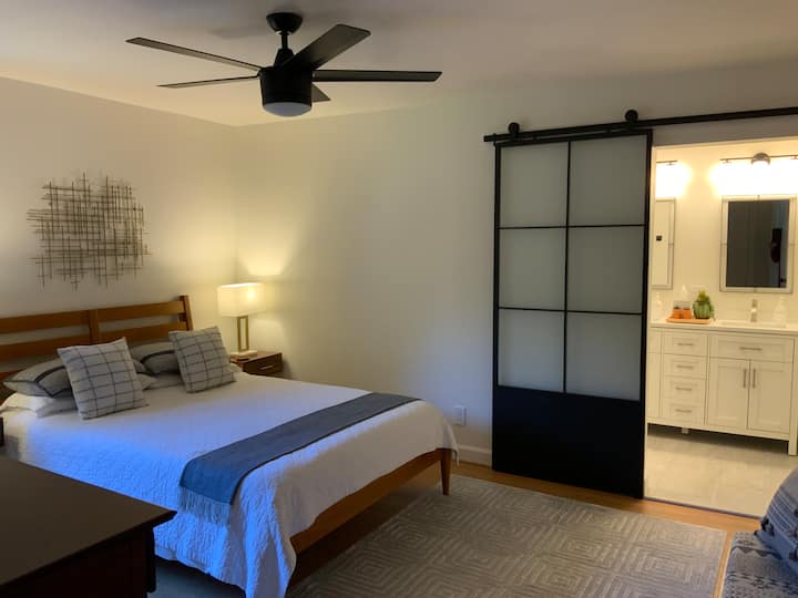 Главна спалня със самостоятелна баня.  