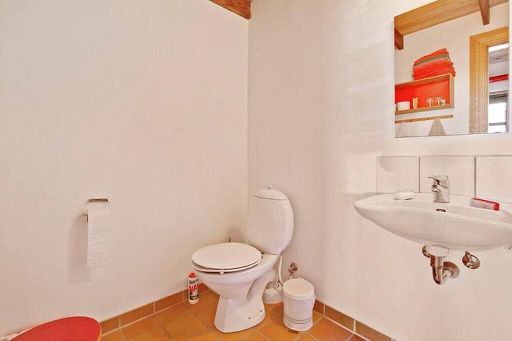 Toilet/badeværelse med gulvvarme.