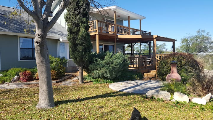 Amistad Lake View! Sleeps 6  Close to boat ramps!