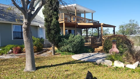 Amistad Lake View! Sleeps 6 Close to boat ramps!