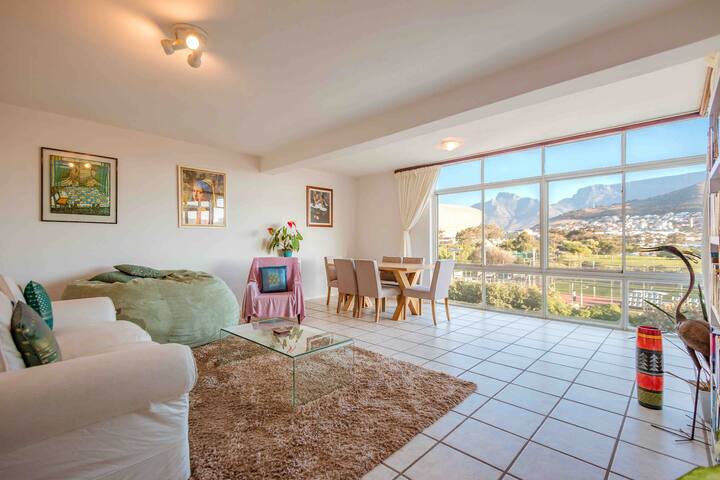 Beautiful Beachfront Apartment in Moullie Point gallery image 2