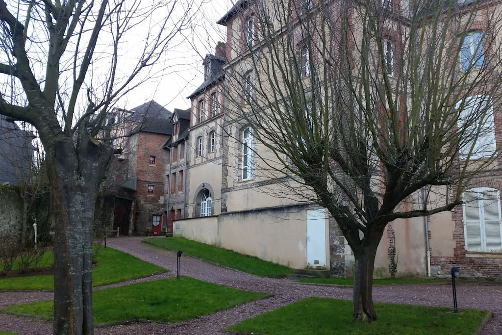 Un jardin arboré et apaisant.