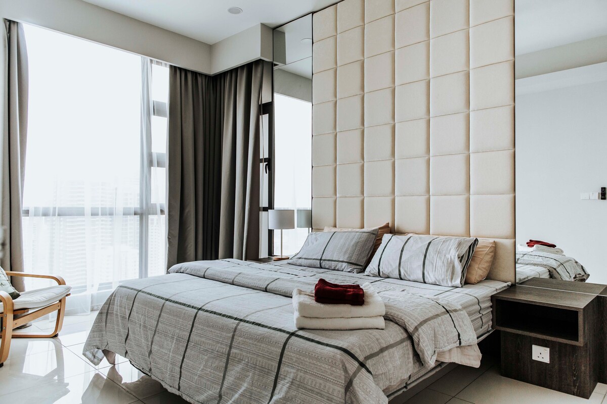 Საწოლი King, მატრასი ბალიშზე, დღის და ღამის ფარდა, კონდიციონერი და ვენტილატორი