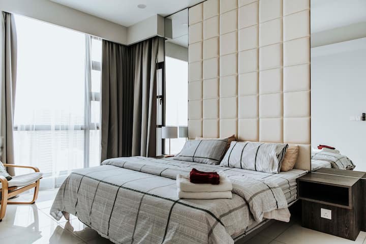 Cama tamaño king, colchón con la parte superior acolchada, cortina diurna y nocturna, aire acondicionado y ventilador.