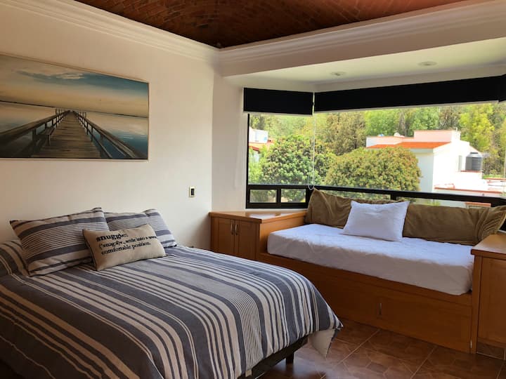 Საოჯახო ნომერი, 4 ადამიანზე, აქვს საწოლი და ავეჯი ორი საწოლით, ერთი უმაღლესი და ერთი ავეჯის ქვეშ. Ძალიან მაგარი და სასიამოვნო საძინებელი, რომელიც სახლის შესასვლელს გადაჰყურებს.